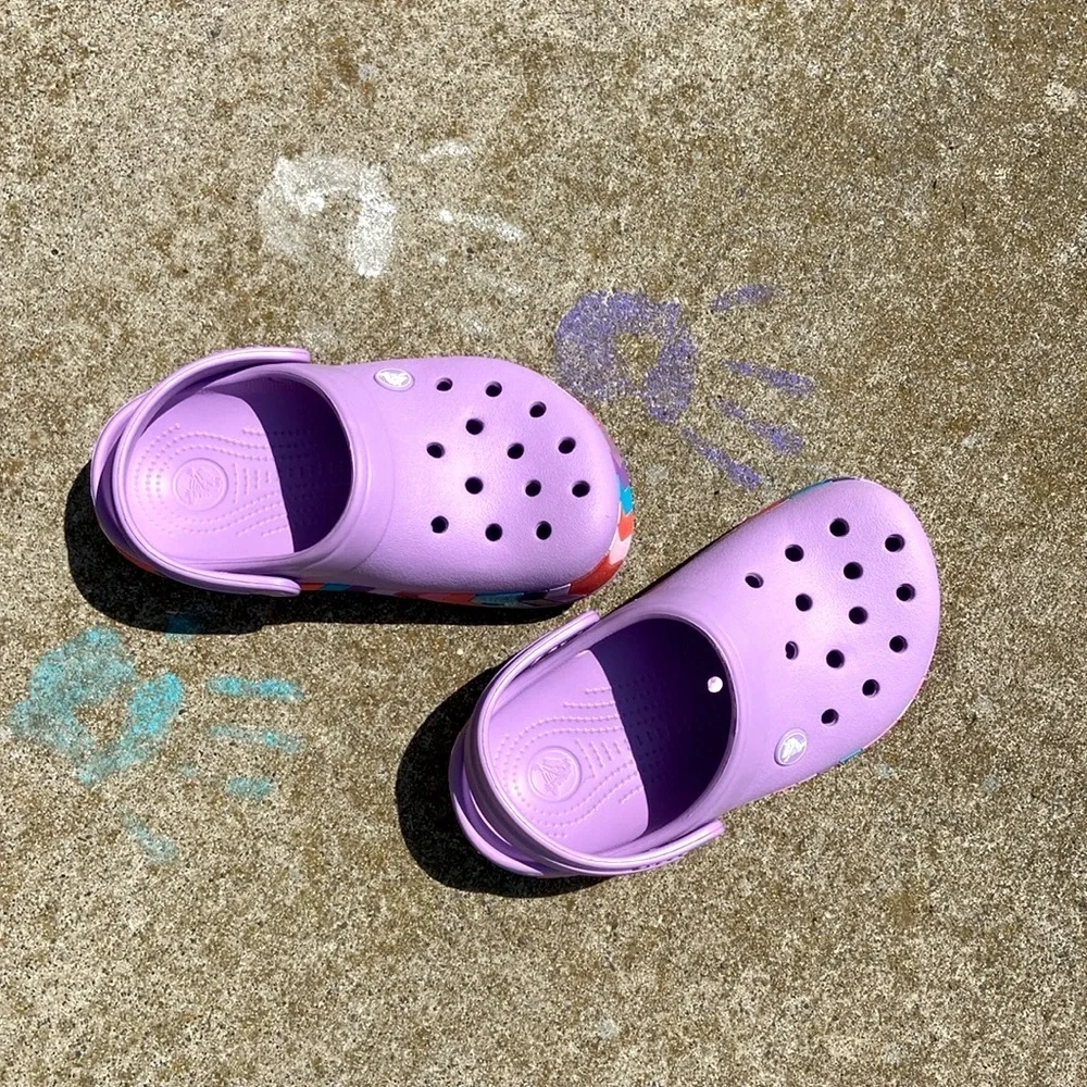 NWT CROCS (Sz-GS Kids/J1-2)Super Cute Purple Sandals w/Colorful Border Accent💜🩷
